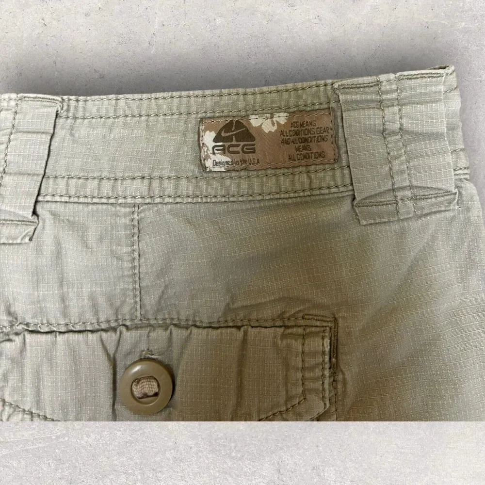 Nike ACG Women's Khaki Shorts Size 8 back pockets‎ tan 34 waist